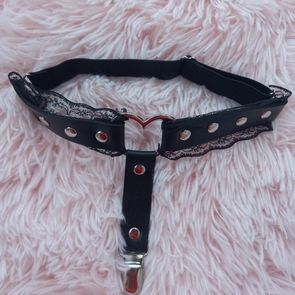 Metal heart & lace sexy thigh garter! Adjustable for all sizes! - Picture 5 of 8